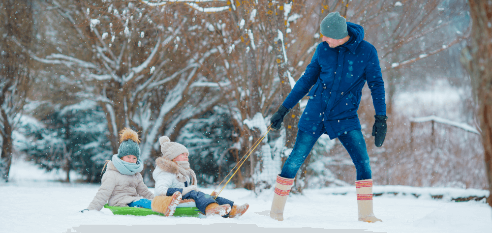 <img src="jak-przygotować-się-na-zimę.jpg"alt="zabawa na śniegu z rodziną">