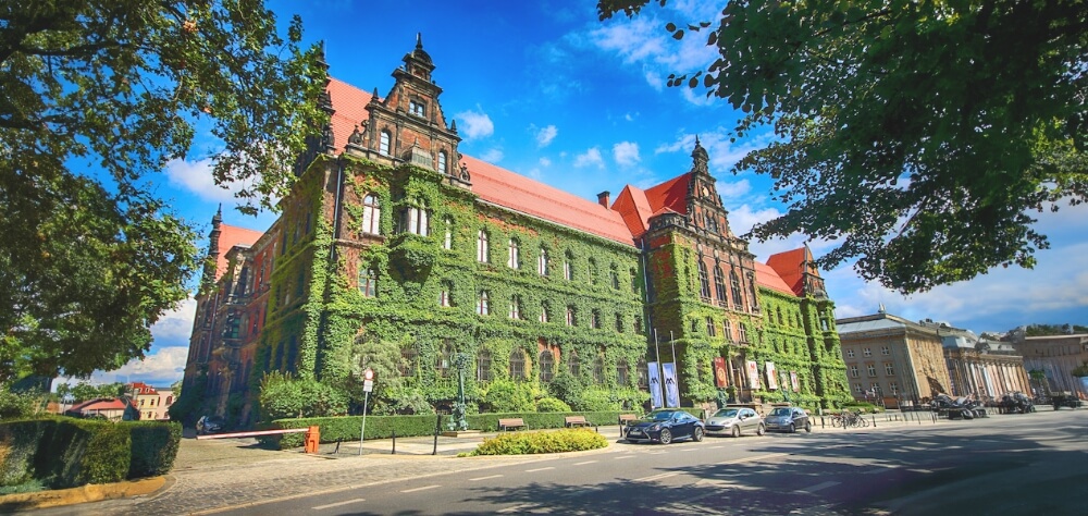 <img src="jak-się-mieszka-we-wrocławiu"alt="muzeum we wrocławiu">