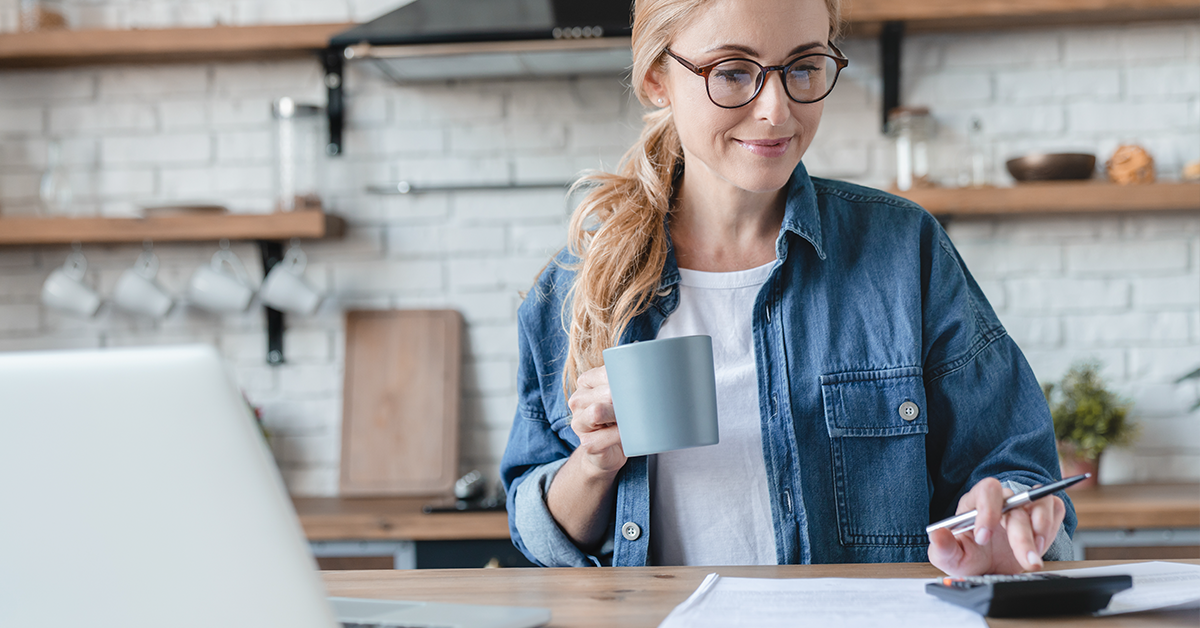 <img src="Dom-energooszczędny.jpg"alt="Kobieta przed komputerem z kubkiem kawy">