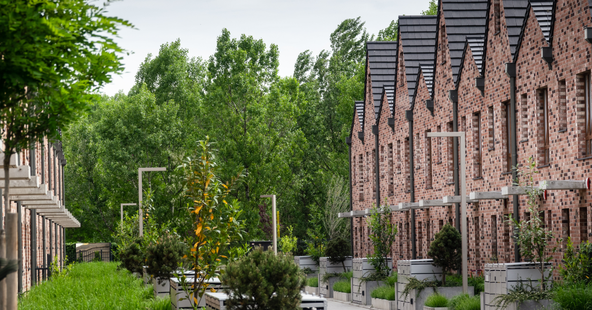 <img srt"dom-w-zanudowie-szeregowej.jpg"alt="Dom w zabudowie szeregowej Wrocław">