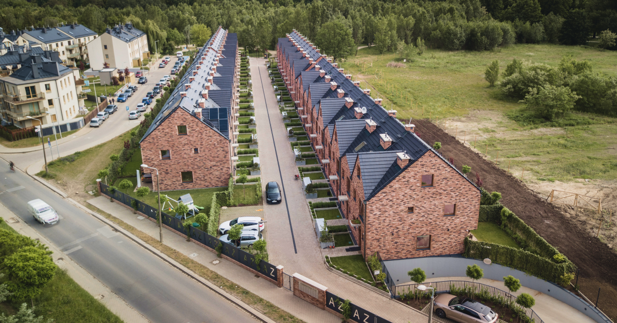 <img srt"dom-w-zanudowie-szeregowej.jpg"alt="Dom w zabudowie szeregowej Wrocław">