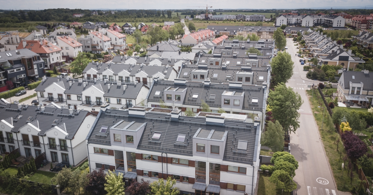 <img srt"dom-w-zanudowie-szeregowej.jpg"alt="Dom w zabudowie szeregowej Wrocław">