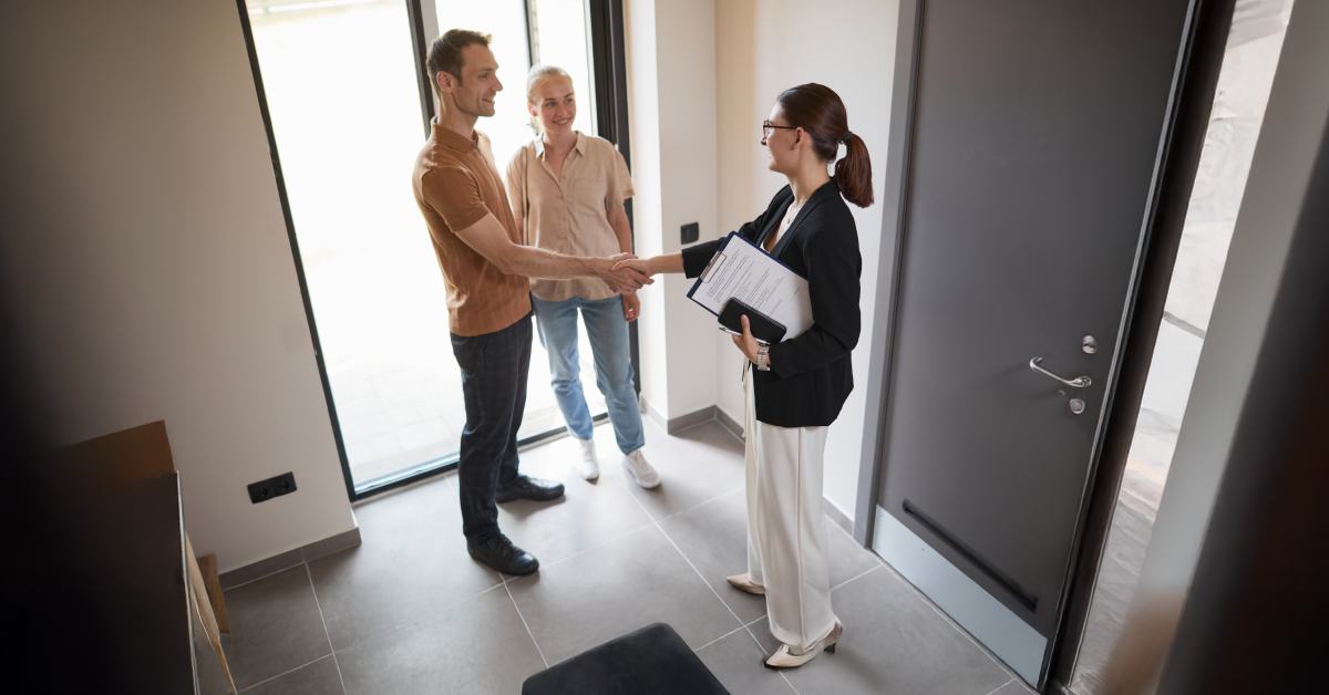 <img src"umowa-przedwstepna.jpg"alt="Rodzina kupująca dom">