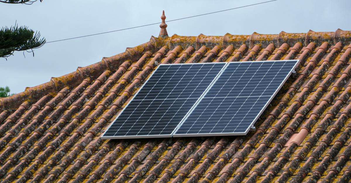 <img src"czy-mieszkania-beda-drozec.jpg"alt="Dach z panelem fotowoltaicznym">