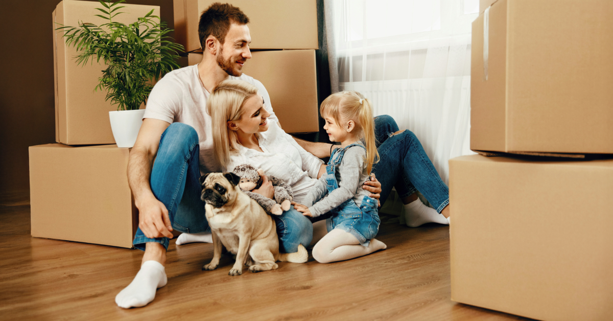 <img src"czy-mieszkania-beda-drozec.jpg"alt="Szczęśliwa rodzina w nowym domu">